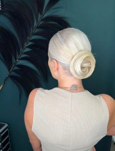 Elegante Hochsteckfrisur im Nacken – klassischer Dutt bei Farah Hairdesign Aachen