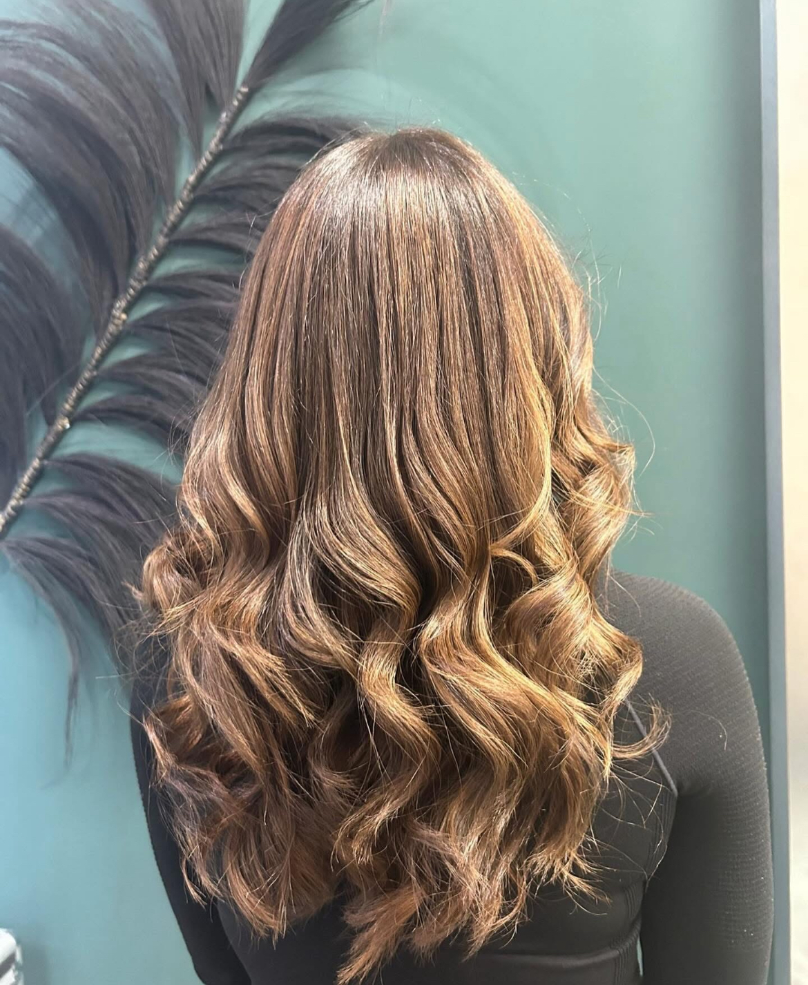 Langes, welliges Haar mit Volumen und Glanz – Frisurenbeispiel von Farah Hairdesign Aachen