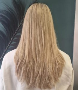 Langes, glattes blondes Haar – Rückansicht