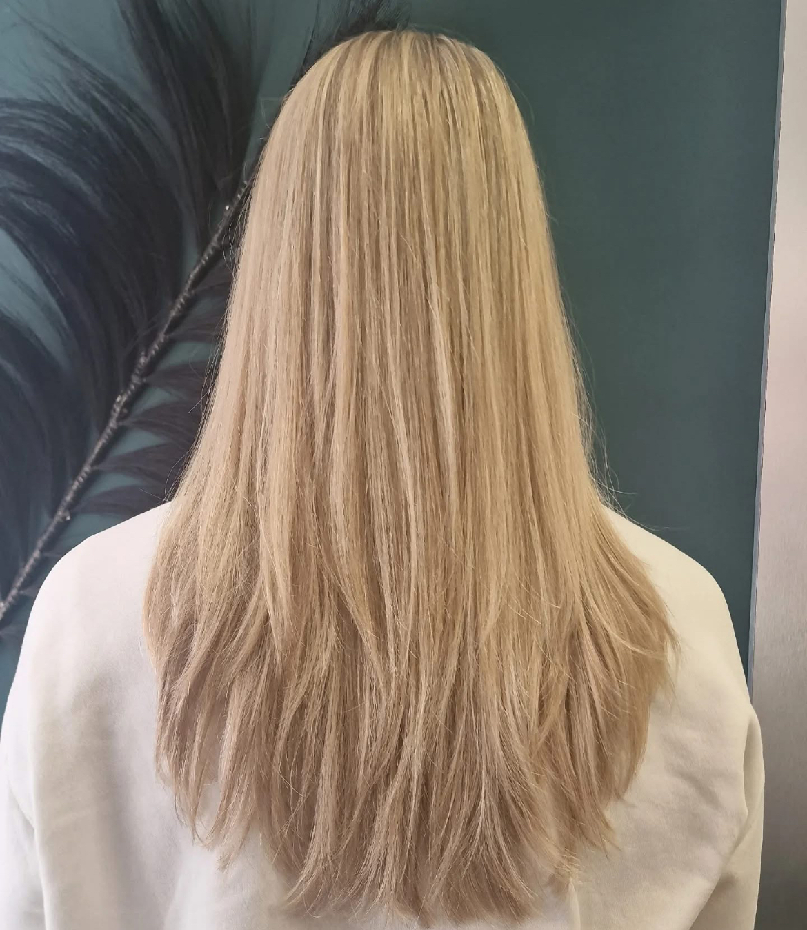 Langes, glattes blondes Haar – Rückansicht