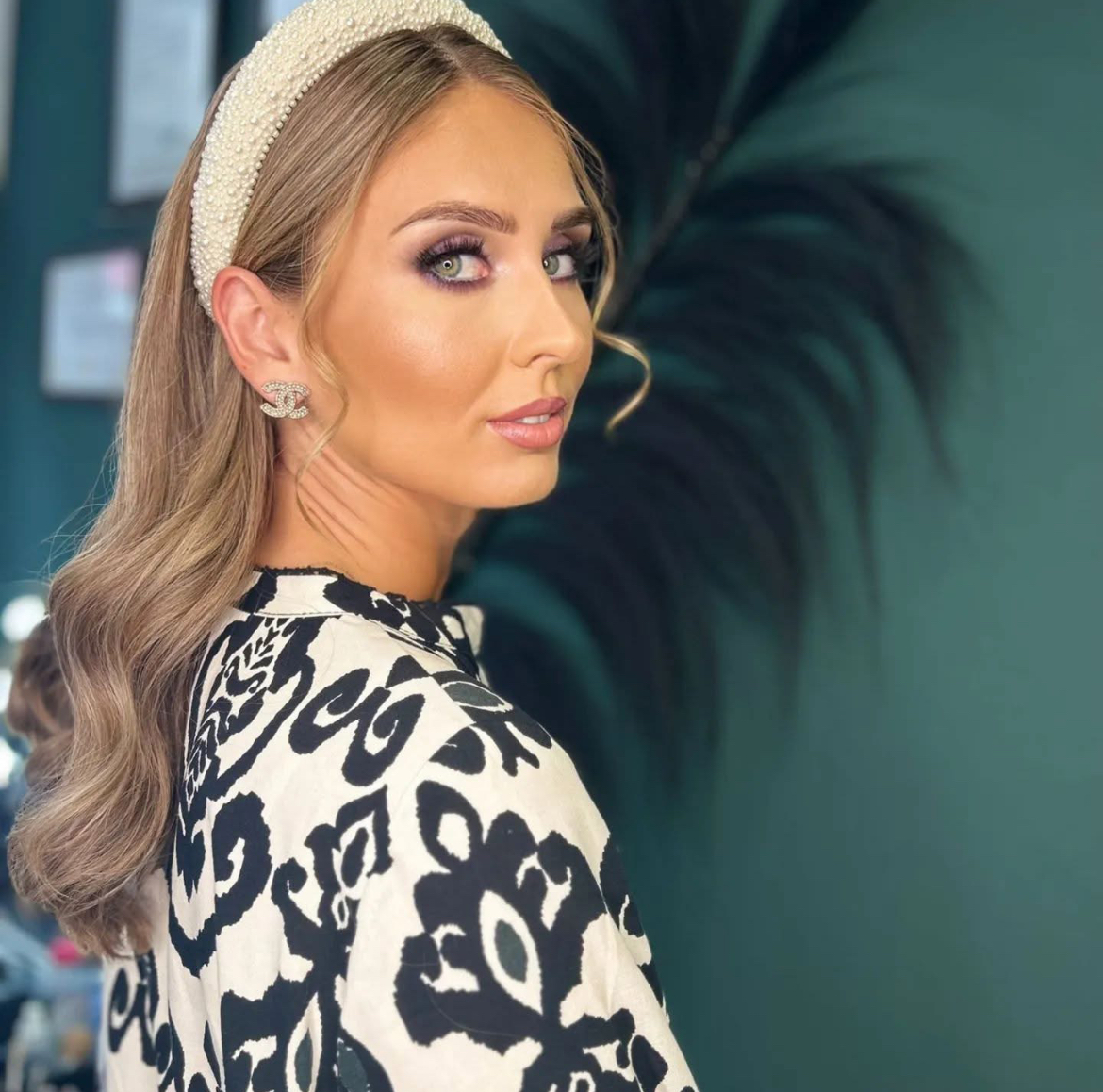 Kundin mit elegantem Make-up und Wellenstyling – gestylt von Farah Hairdesign Aachen