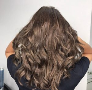 Kupferbraune Wellen – natürliches Volumen & Glanz