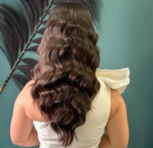 Voluminöse Brautfrisur von hinten – Locken & Styling