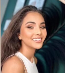 Strahlende Frau mit glattem Haar und natürlichem Make-up