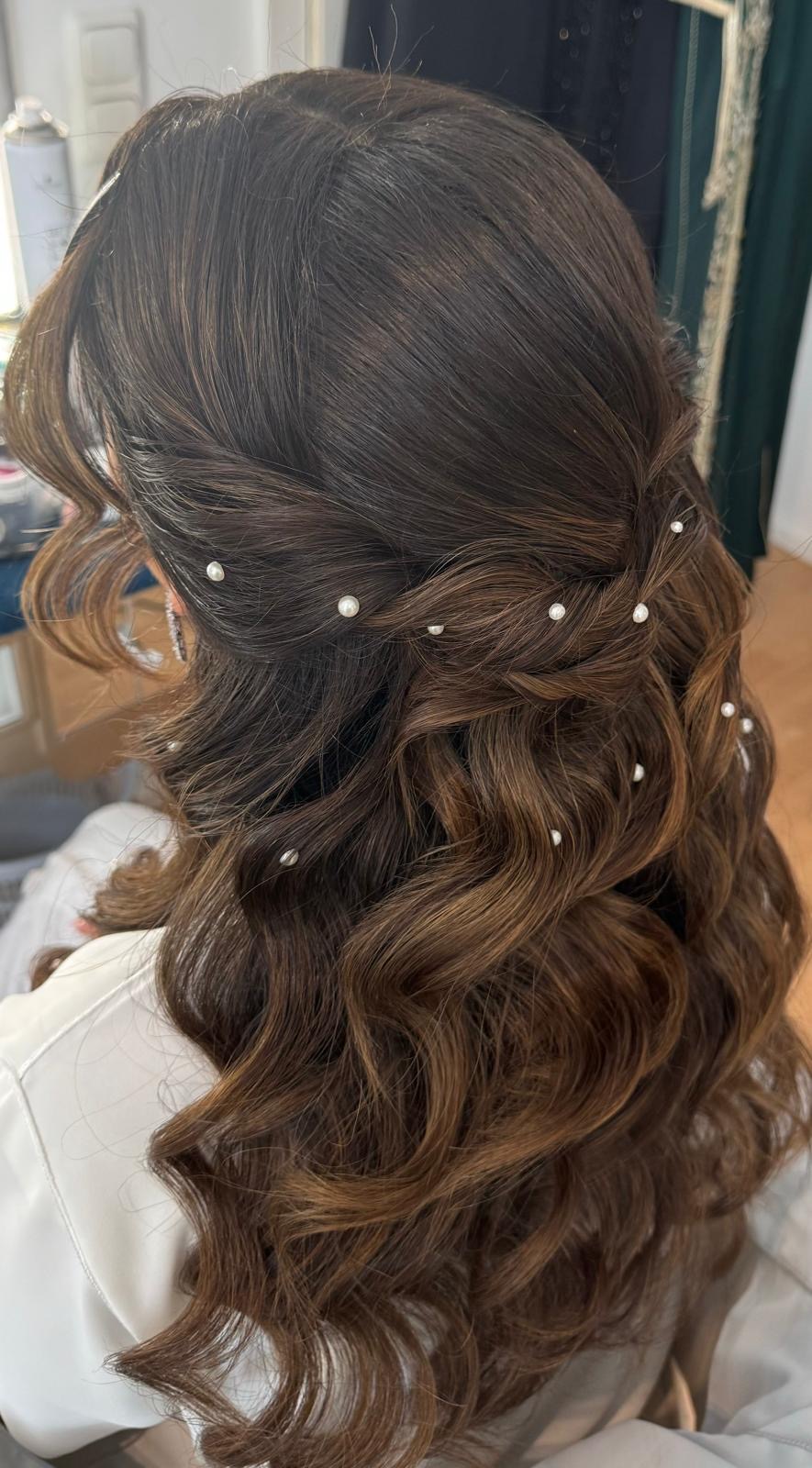 Locken mit Schmuck – Braune Wellen