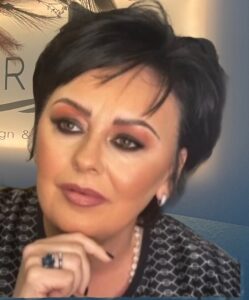 Kundin mit elegantem Make-up und Kurzhaarschnitt