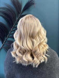 Blond balayage Wellenrückenansicht Frisur Aachen