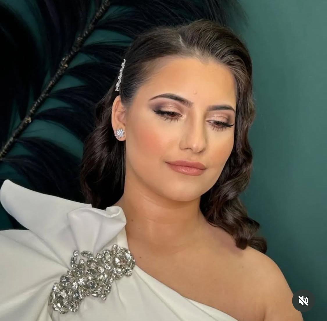 Braut mit natürlichem Look – Hochzeits-Make-up & Haarstyling