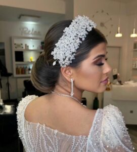 Glamouröse Brautfrisur mit Haarschmuck – Seitenansicht